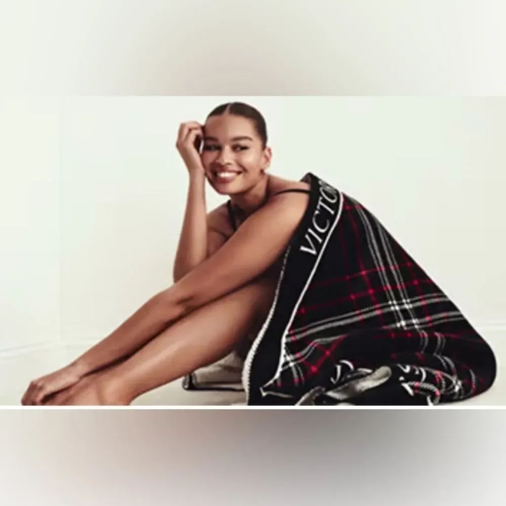 Cozy! VICTORIA'S SECRETโFleece Blanket Red Blk Plaid Novacheck